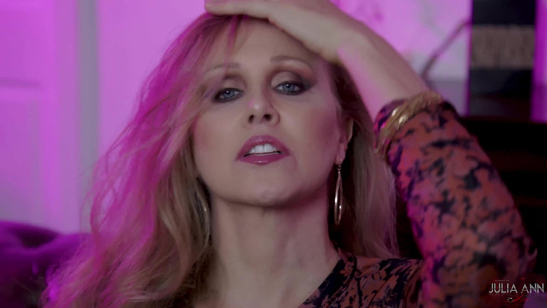 Julia Ann: Orta yaşlı seksi kadın julia ann külotlu çorapla azdırıyor