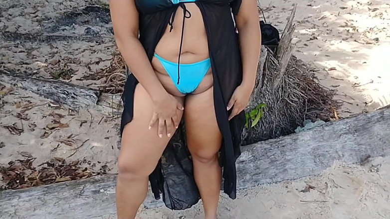 Mila Morena: समुद्र तट पर बिकिनी