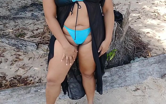 Mila ass: Bikini an einem strand