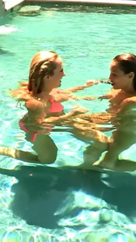 Küsse Am Pool Werden Zur Klatschnassen Session Im Schlafzimmer