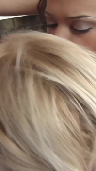 Sexy trojka sexuální hry pro Chyanne Jacobs