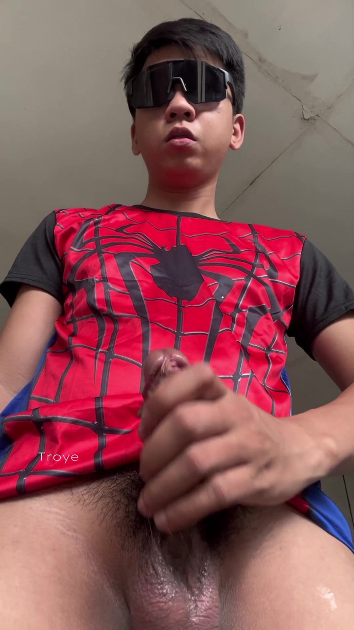 Troye_AsianPinoy: Asiatischer Spiderman Kommt an Einem Regnerigen Tag