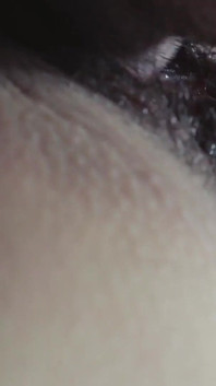 Saya menjilat MILF ini dalam skirt mini sehingga dia memancut mani