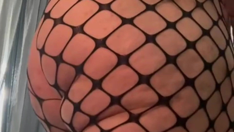 Zina Gabon: Prsatá Zina jde odpoledne obličejem do zadku pro svého černého býka...