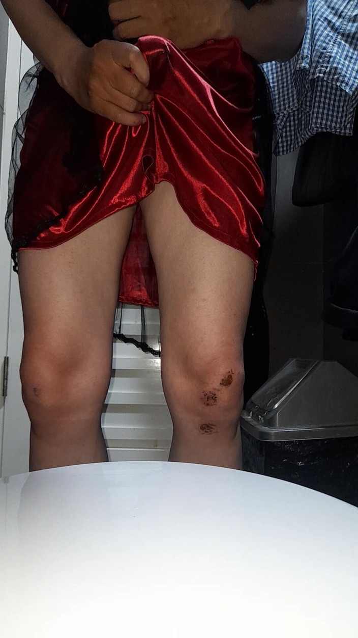 Naomisinka: Mrdka uvnitř saténového hedvábí z krásných šatů