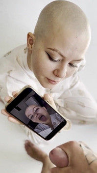 Cumtribute kel kız sonra telefonunu temiziyor