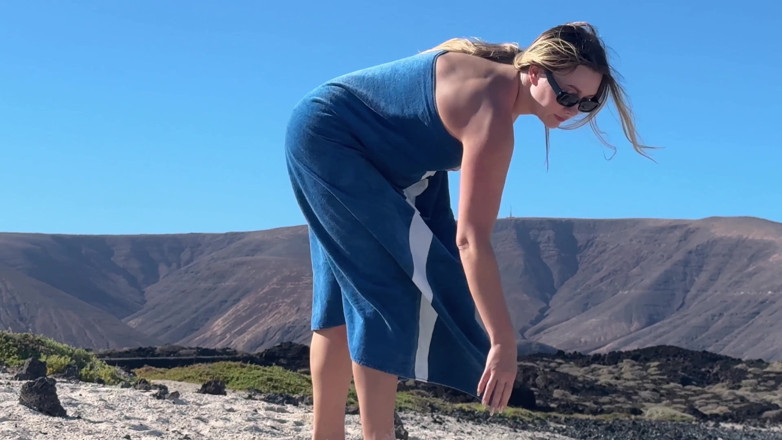 Emma Voyeur: Betrapt meisje terwijl ze haar poesje op het strand vingert