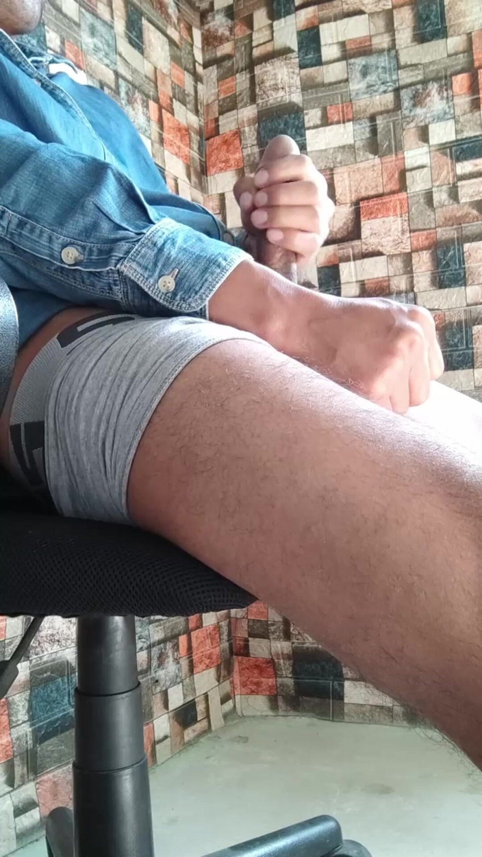 Hornyboy2058: Sexy chlap v boxerech hlasitě sténá a hladí jeho ptáka...