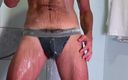 Hairyverspig: Undies ziehen sich unter der dusche um