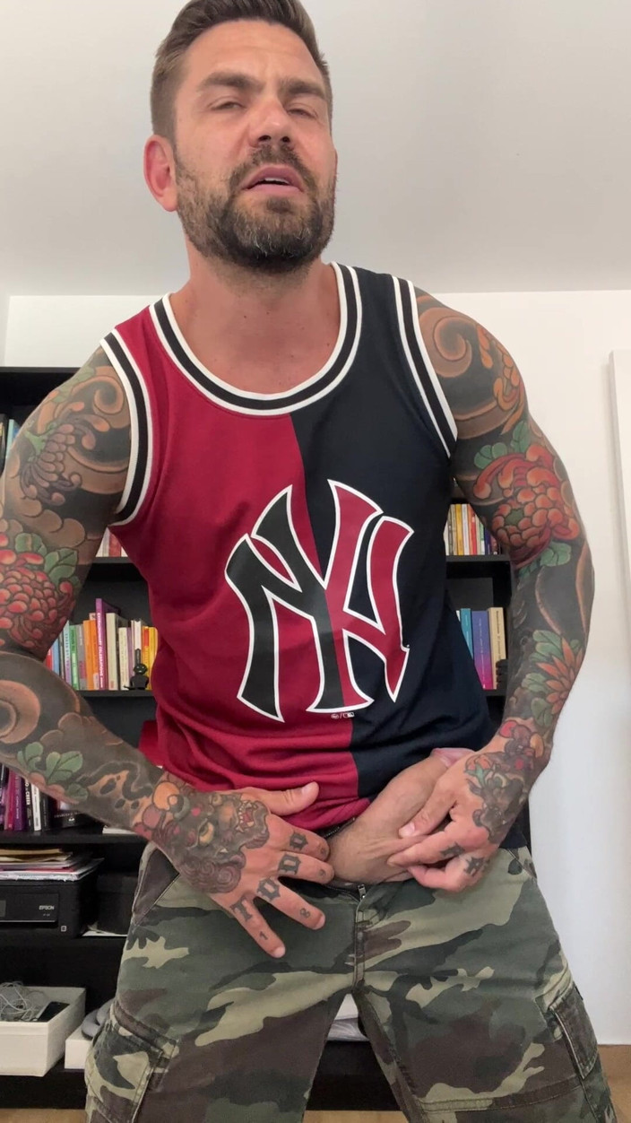 Juan Lucho Gay: Pai chulazo tatuat cu haine pe el