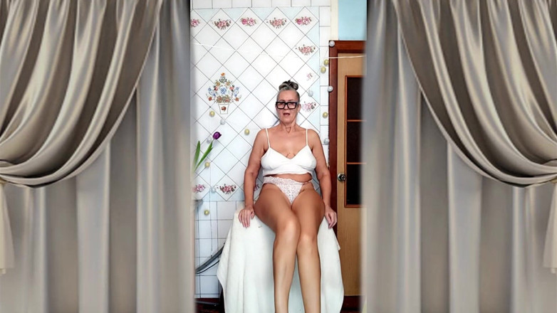 Lukerya: Hete rijpe huisvrouw Lukerya kleedt zich uit en plaagt met...