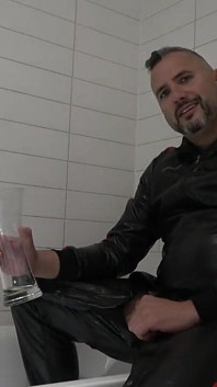 Gordo sem cortes papai mija e cospe