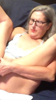 Gorąca MILF cieszy się sesją masturbacji z jej 12-calowym dildem