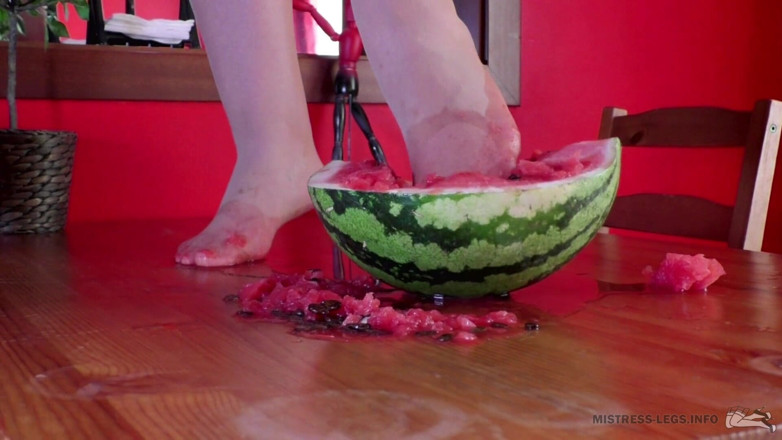 Mistress Legs: Дроблення кавуна нейлоновими ніжками