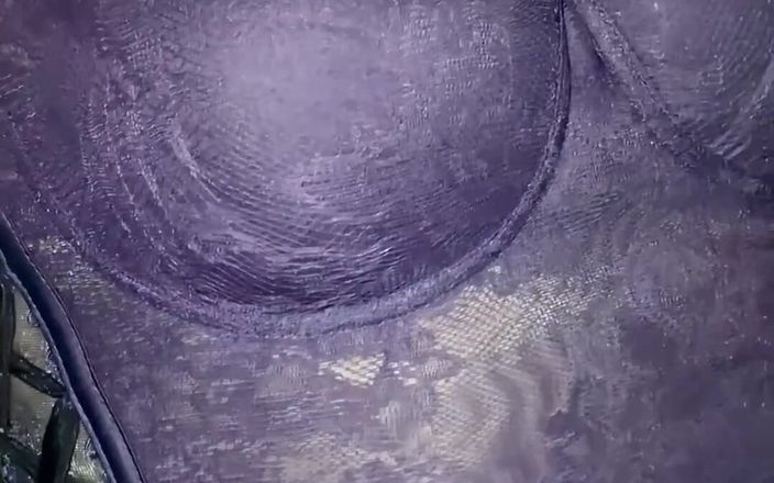 Lady Oups: Без трусиков в мини-юбке в общественном месте