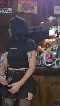 Dívky šukají s bezpínákem, zatímco se díváme
