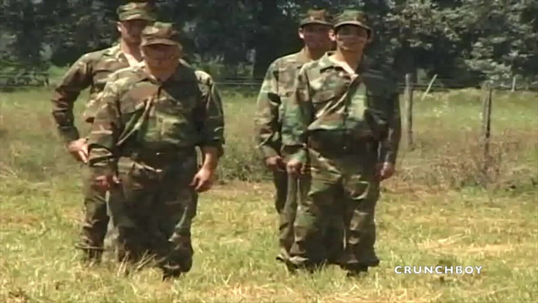 Latino Fucker: Latino's militaire spierneukpartij buitenshuis