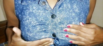 La maliziosa puttana bionda fa scivolare un giocattolo nella sua fica mentre è in cima alla piscina