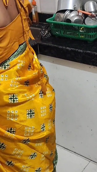Wunderschöne große titten desi Bhabhi in Sari gefickt B devary