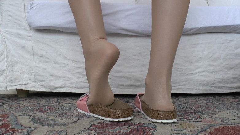 Lady Victoria Valente: Збудився від моїх ніг у тапочках? Ну тоді на моїх колготках ноги в тапочках! JOI, POV