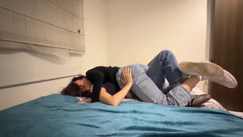 scarlettandc: Två lesbiska som gnuggar varandra tills orgasm