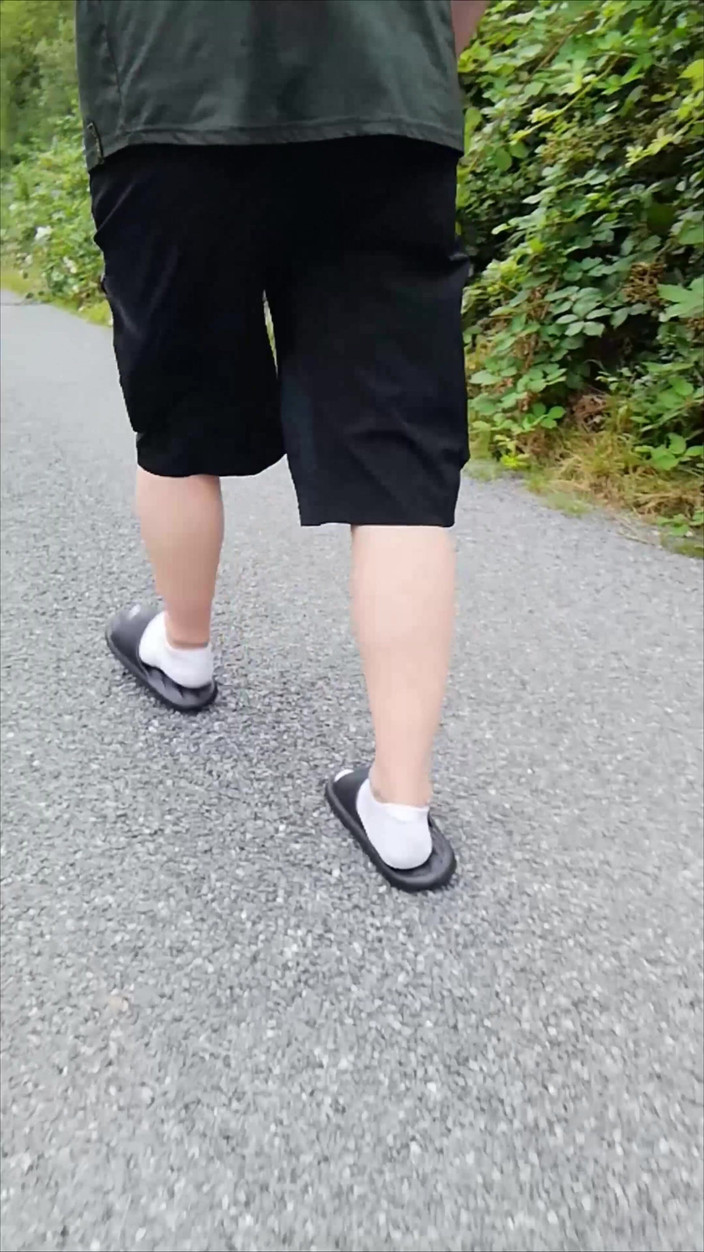 Carmen_Nylonjunge: En zapatillas y calcetines blancos en la naturaleza