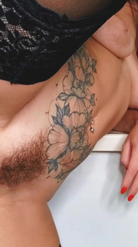 Ein mädchen, das in alle löcher fickt
