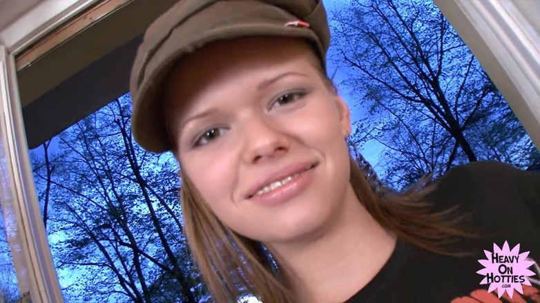 Heavy on Hotties: Großer und dünner teenager raucht eine zigarette