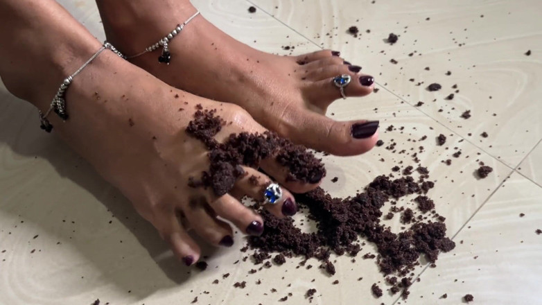 Jackson6767: Mami, maîtresse tamoule, pieds délicieux et sexy pour des esclaves...