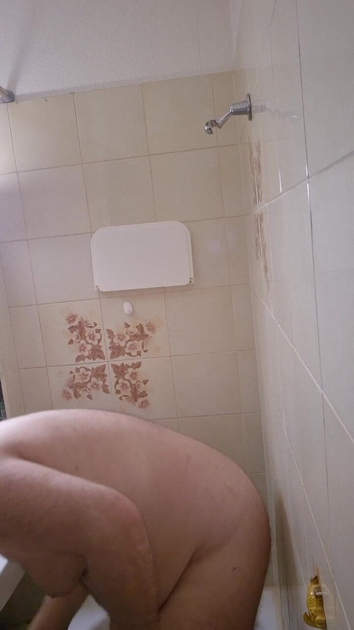 ChubbyDaddyBearLuka: Пухлый папочка-медведь принимает душ