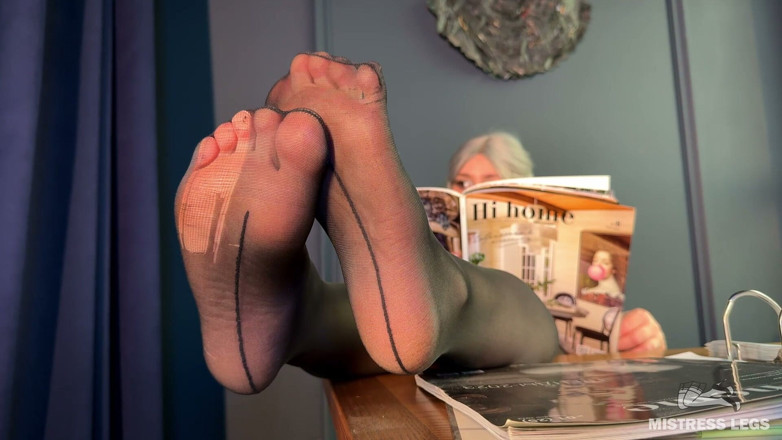 Mistress Legs: Šéf Lady tě ignoruje, zatímco její roztrhané silonky odpočívají na...
