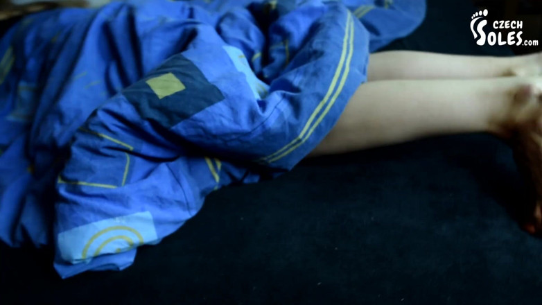 Czech Soles - foot fetish content: Bàn chân trên giường được tôn thờ - pov