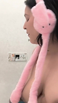 Ateşli hatun amcık ustalaşmasını gösteriyor