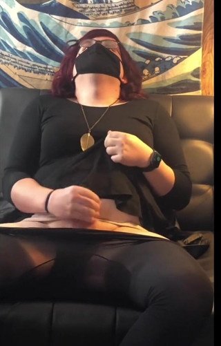 Lauren Ashland: 戴面具的变性女孩在沙发上独奏