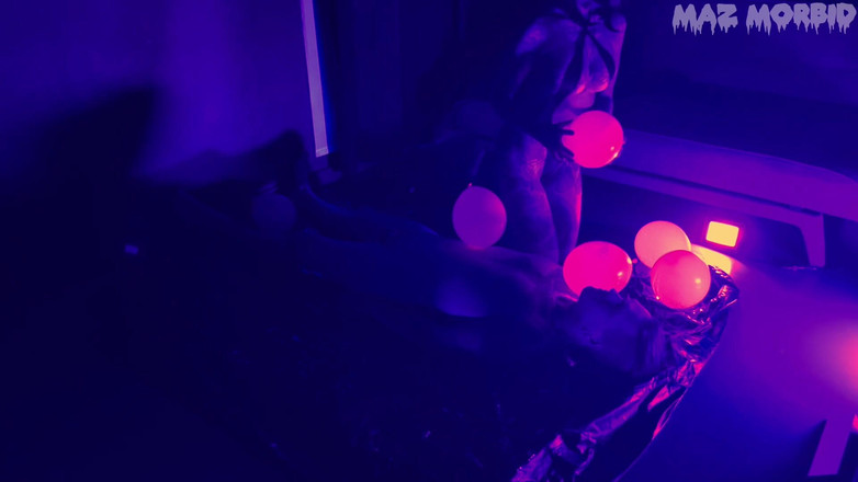 KinkyFemdomTV: UVバルーンの破裂と顔座りのファットミストレス・パトリシア