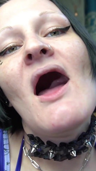 Big Tit Goth Dziwka pozwala cieszyć się ich protez i dziąseł JOI
