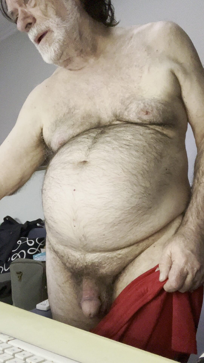 Coach Karl dude lodge: 08.12.2025 Obnažování kraťasů v tělocvičně