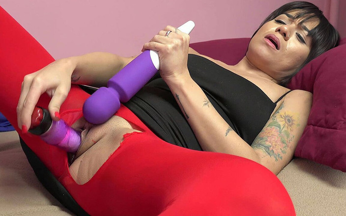 ChickPass Amateurs: Latina Hottie Chelsea Bee memancut mani dengan batang dan dildo