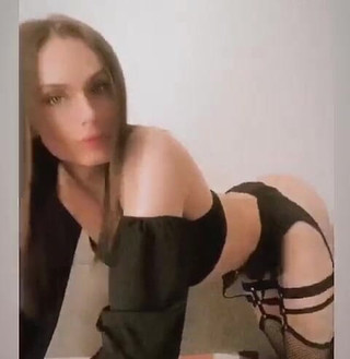 TS Kylie Star: 我的床坏了，我可以在你的床上休息吗？