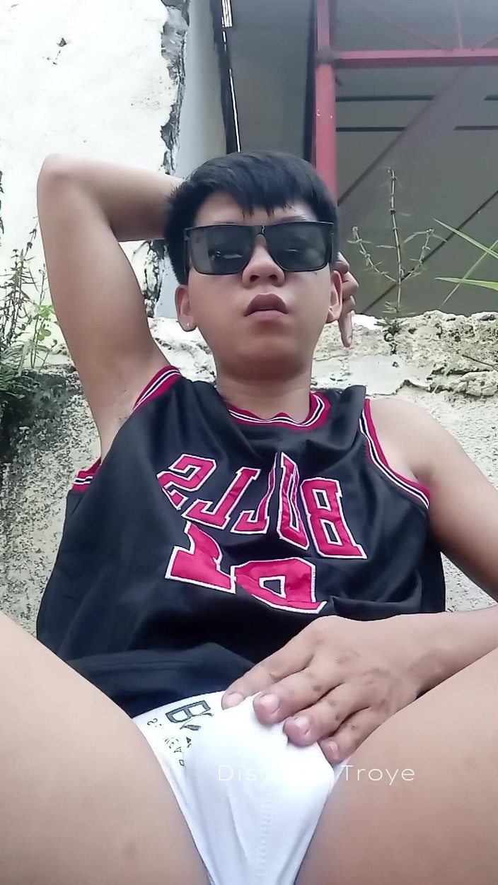Troye_AsianPinoy: Büyük damarlı yaraklı Pinoy basketbol oyuncusu. Açık havada mastürbasyon. Pinoy...