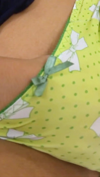 Seksowne tajskie azjatyckie Ladyboy Gift masturbuje się gorącą spermą