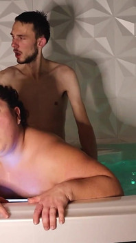 Baise dans un jacuzzi