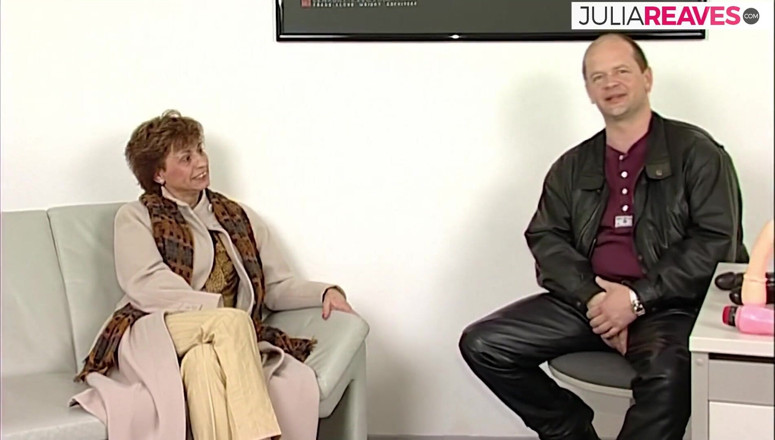 Retro German Casting Tour: Bunicuța geme de plăcere în timp ce un vibrator monstruos este...