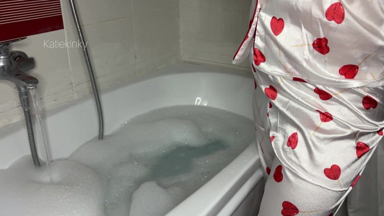 GassyKat: Smoking and Relaxing in the Bathtub