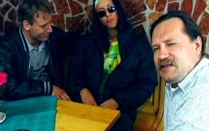 Deutscher hardcore: Une poupée allemande parfaite se fait baiser sur la table...