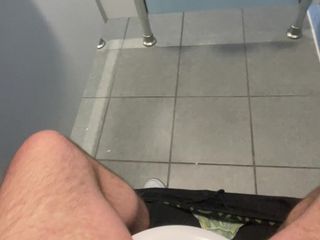 LikeToSuck: Muncrat pertama di toilet umum