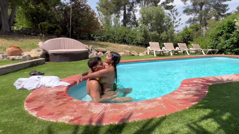 Yasmina and Brady: Vizinha espreitando para nós enquanto fazemos sexo na piscina do...