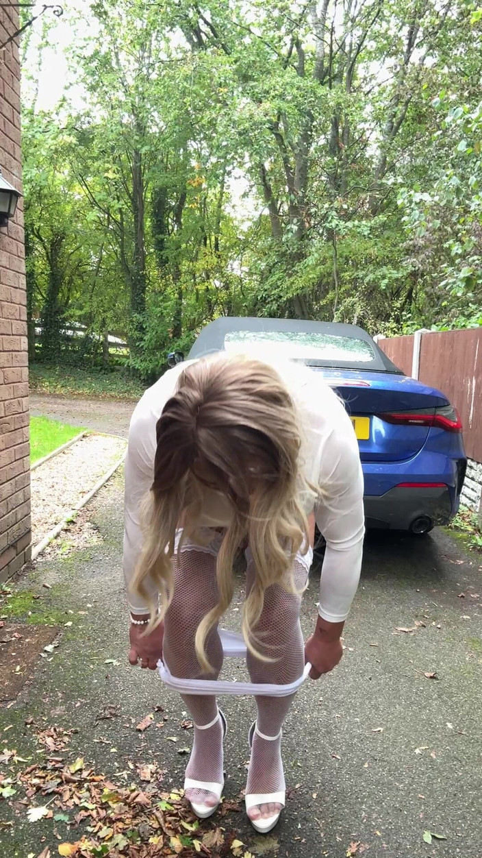 Kellycd2022: Sexy Crossdresser Kellycd2022 v bílé sexy kombinéze a síťovaných punčochách