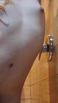 Una Eccitante Transgirl Si Diverte Davanti Alla Doccia