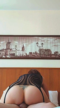 Một đồng nghiệp mời tôi đến khách sạn và đụ tôi